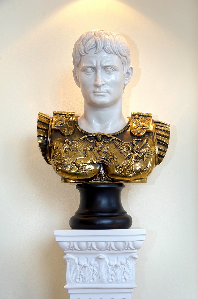 Büste von Kaiser Augustus im Foyer unserer Ferienanlage